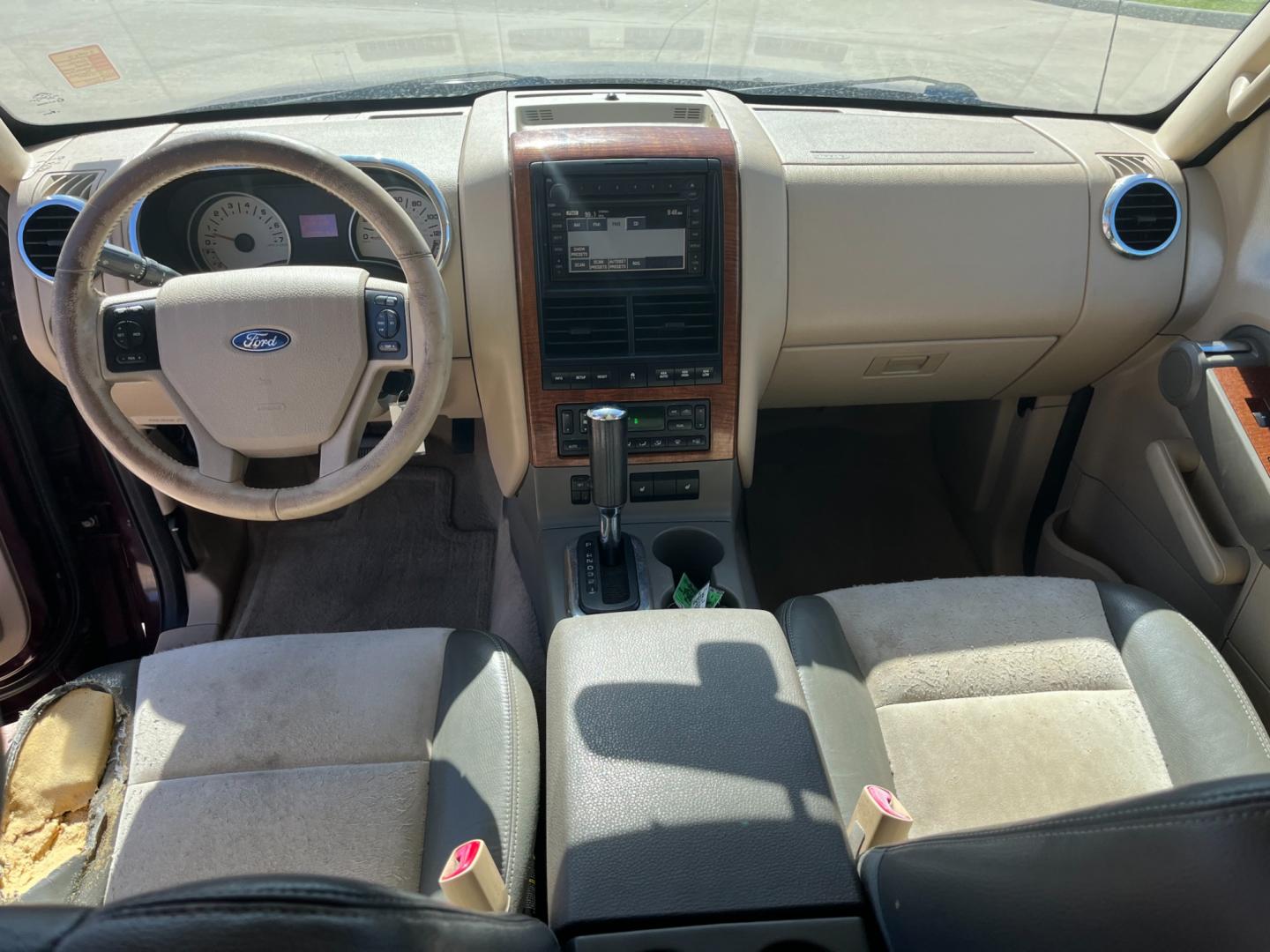 2006 maroom /TAN Ford Explorer Eddie Bauer 4.6L 4WD (1FMEU74816U) with an 4.6L V8 SOHC 16V engine, 6-Speed Automatic Overdrive transmission, located at 14700 Tomball Parkway 249, Houston, TX, 77086, (281) 444-2200, 29.928619, -95.504074 - Photo#10